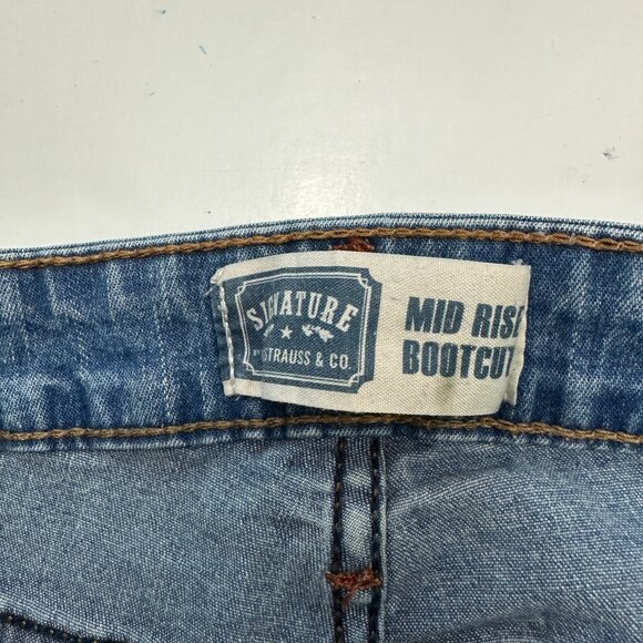 Signature By Levi Strauss Mid Rise Bootcut Women's size 6 Medium Blue Denim Jean - Picture 4 of 6
